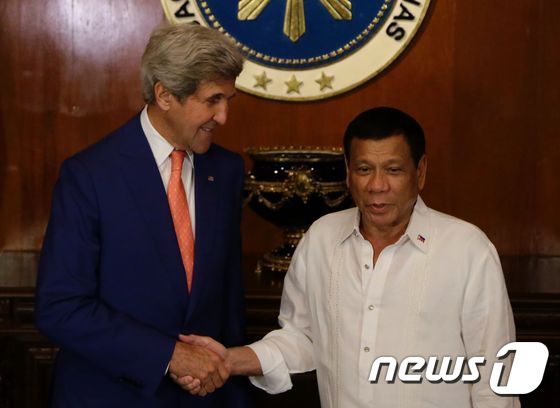 필리핀을 방문한 존 케리 미 국무장관은 27일 로드리고 두테르테 필리핀 대통령과 회동했다.© AFP=뉴스1