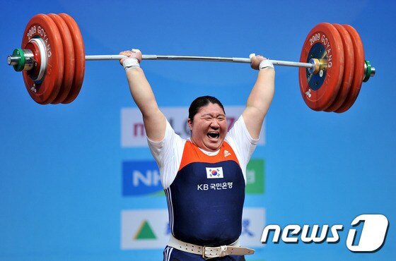 여자 역도의 '전설' 장미란(33)이 2012 런던 올림픽에서 동메달로 승격될 가능성이 높아졌다. © AFP=News1