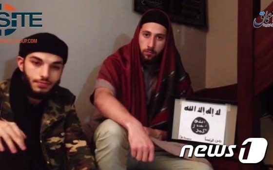 이슬람국가(IS) 선전매체 아마크 통신이 공개한 영상에서 아델 케르미슈(19·왼쪽)과 압델 말리크 프티장(19·오른쪽) © News1