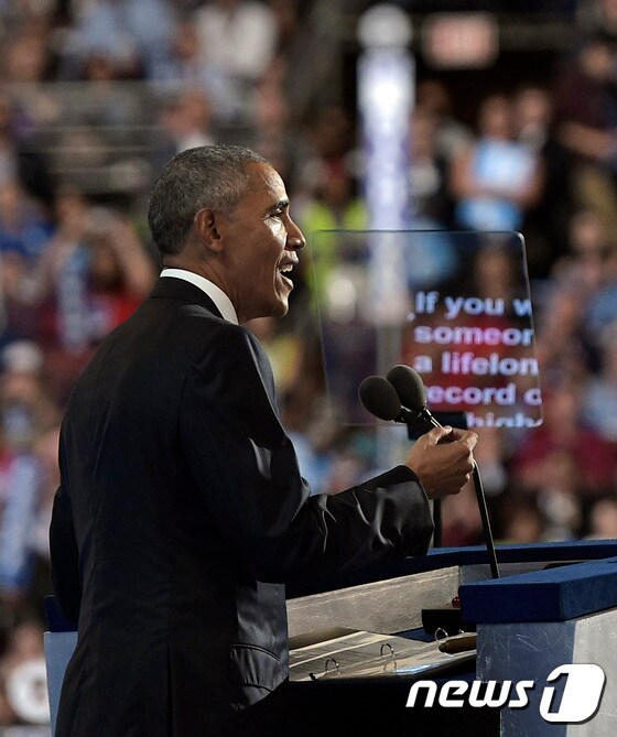 버락 오바마 미국 대통령이 27일(현지시간) 필라델피아 민주당 전당대회 찬조연설을 위해 연단에 올랐다. © AFP=뉴스1