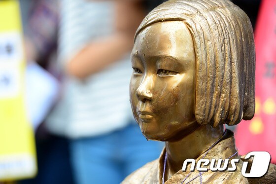 주한 일본대사관 앞에 설치된 일본군 위안부 소녀상(자료사진) © News1