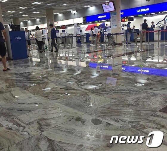 리모델링 공사를 하고 있는 김포공항 국내선 청사 바닥 일부가 물에 잠겼다 복구되고 있다.(SNS 캡처) /뉴스1 DB
