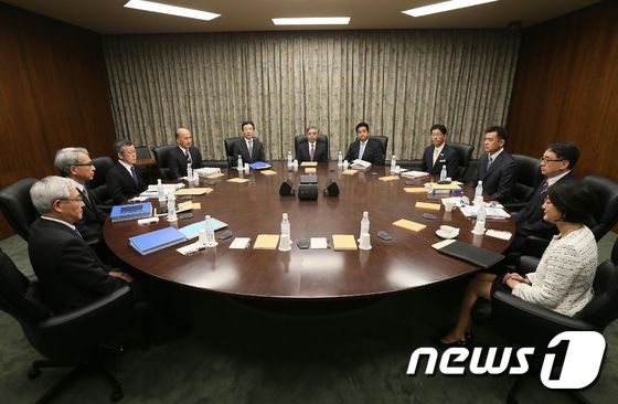 29일 일본은행 통화정책회의. 가운데는 구로다 하루히코 일본은행 총재. © AFP=뉴스1