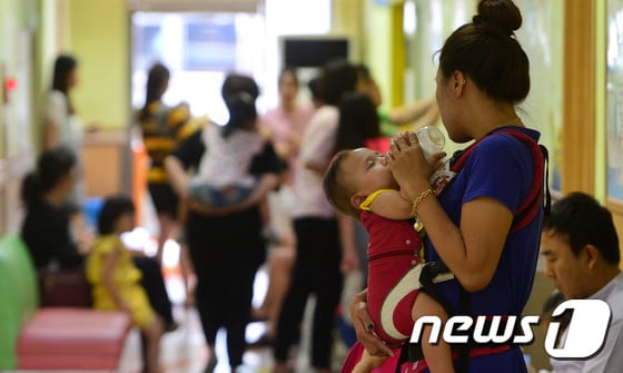 한 아동병원에서 수족구병 의심 환자들이 보호자들과 함께 진료 순서를 기다리고 있다. © News1 DB