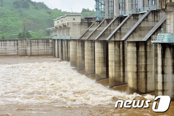 경기 연천군 군남면 군남홍수조절지의 수문 모습. 북한에서 황강댐을 방류하면 우리 측에서는 이 수문을 개방해 수위를 조절한다. © News1 신웅수 기자