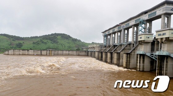지난 2016년 7월 경기 연천군 군남면 군남홍수조절지에서 수문을 개방해 수문 방류를 하고 있다. 군에 따르면 북한은 7월 6일 오전 남한에 사전 통보 없이 황강댐을 무단 방류하기 시작했다. © News1 신웅수 기자
