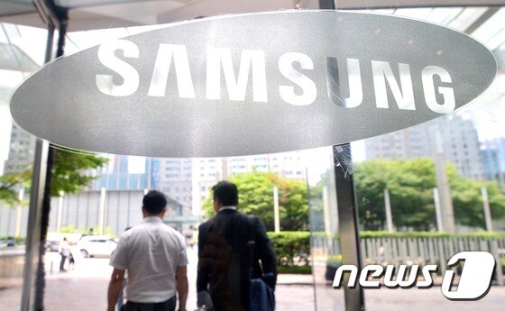 서울 서초구 삼성전자 서초사옥 앞으로 직원들이 오가고 있다. /뉴스1 © News1 민경석 기자