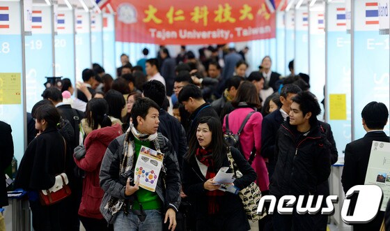2013 대한민국지식재산대전 참가자들이 국제발명전시회를 둘러보는 모습 © News1