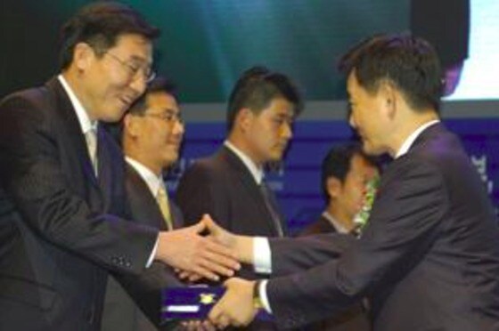 지난 2005년 LG디스플레이의 김우식 당시 부사장( 맨 왼쪽)이 벤처기업대상 시상식에서 특별공로상을 수상하고 있다.© News1