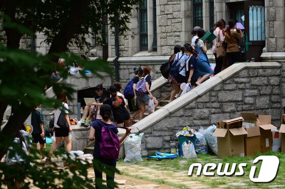 지난 1일 오후 서울 서대문구 이화여자대학교 본관 앞에서 학생들이 건물을 지키고 있다. /뉴스1 DB© News1