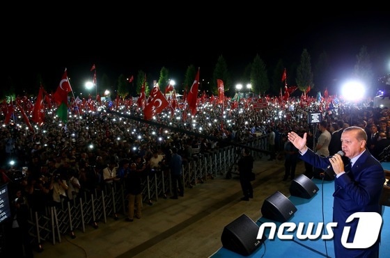 레제프 타이이프 에르도안 터키 대통령이 수도 앙카라에서 실패한 쿠데타 시도를 규탄하기 위해 모인 시민들을 상대로 연설하고 있다. © AFP=뉴스1 