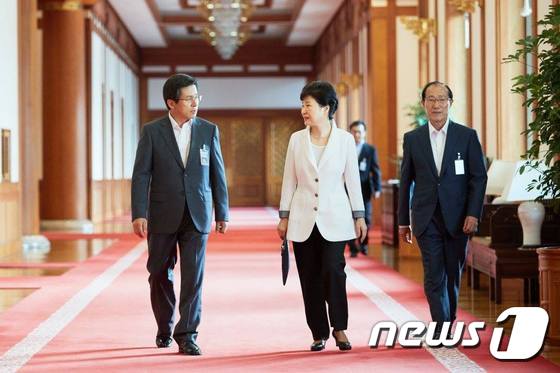 박근혜 대통령이 지난 8월 12일 청와대에서 열린 임시국무회의에 황교안 국무총리와 함께 참석하고 있다. (청와대) © News1 이광호 기자