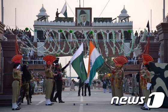 14일 (현지시간) 인도와 파키스탄 군이 암리차르서 35km 떨어진 인도 파키스탄 국경 초소에서 70회 독립기념일 기념식을 거행하고 있다. © AFP=뉴스1 © News1 우동명 기자