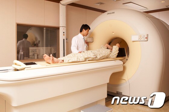 PET-CT로 치매를 조기진단하는 모습 (건양대병원 제공).© News1