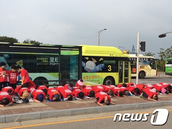 서울 강서구 한국공항공사 앞에서 김포공항 환경미화원 노조원들이 '108배'를 하고 있다. /뉴스1 DB