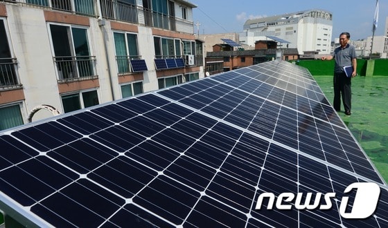 서울시에 주민 스스로 에너지 요금을 줄여가는 에너지 자립마을 사례가 늘고 있다. 2016년 8월17일 오후 서울 강동구 십자성 에너지 자립마을 회관 옥상에서 이 마을 주민인 노성남 서울시 에너지 시민 홍보대사가 