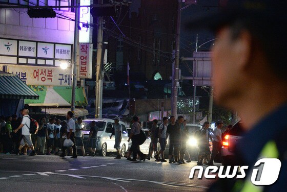 연일 폭염이 계속되는 19일 오전 서울 남구로역 인력시장에서 일자리를 구하는 일용직 근로자들로 붐비고 있다. ©News1 최현규 기자.