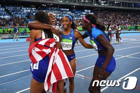 미국 여자 육상 400m계주팀이 2016 리우올리픽 결승에서 1위로 골인한 뒤 기뻐하고 있다. © AFP=News1