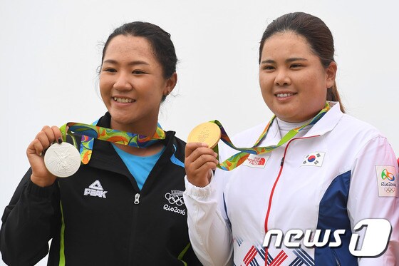 리우하계올림픽 여자 골프에서 금메달을 획득한 한국의 박인비와 은메달을 획득한 뉴질랜드의 리디아고가 20일(현지시간) 브라질 리우데자네이루 올림픽 골프 코스에서 열린 시상식에서 메달을 들어보이고 있다.2016.8.21/뉴스1 © News1 이광호 기자