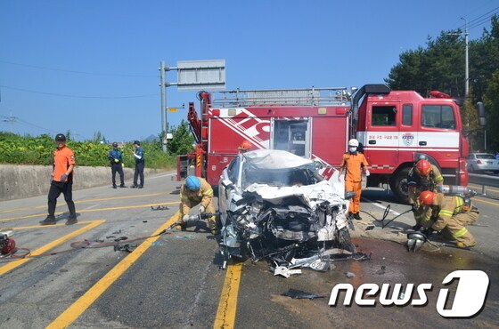 경남 고성군 고성읍 33번 국도에서 고교생 등 10대 3명이 숨지는 교통사고가 발생했다.(경남소방본부제공)© News1