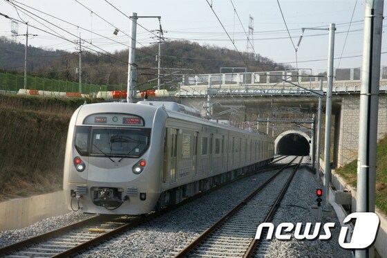성남~이천~여주 복선전철 시운전 모습.(이천시 제공)© News1