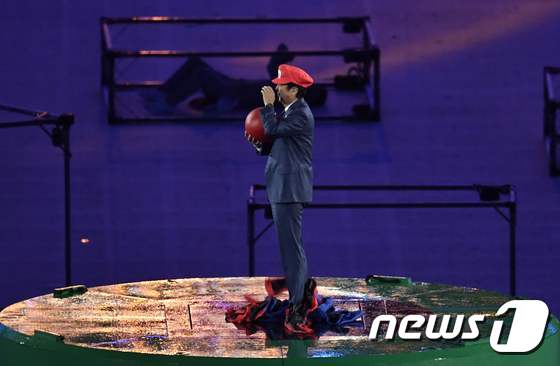 아베 신조일본 총리가 22일(한국시간)  브라질 리우 마라카낭 주경기장에서 게임 캐릭터 '슈퍼 마리오' 분장을 한 채로 폐회식 무대에 올라 눈길을 모았다. © AFP= News1