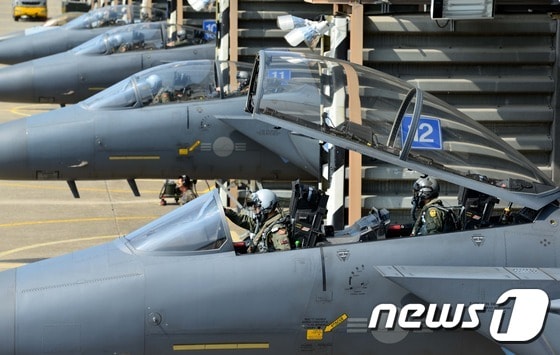 공군 29전술개발훈련비행전대에서 조종사들이 F-15K 전투기에 탑승한 후 출격을 준비하고 있다.2016.8.22/뉴스1 © News1 추연화 기자