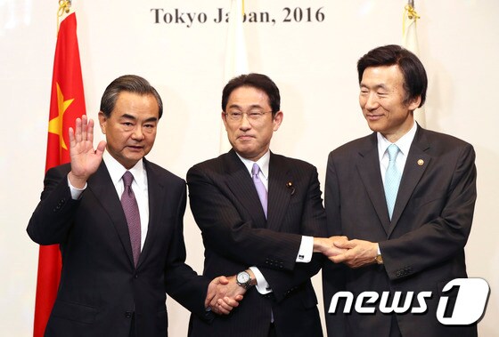 한중일이 24일 도쿄에서 제8회 3국 외교장관회의를 개최했다. 왼쪽부터 왕이 중국 외교부장, 기시다 후미오 일본 외무상, 윤병세 외교부 장관. / POOL / Eugene Hoshiko © AFP=뉴스1