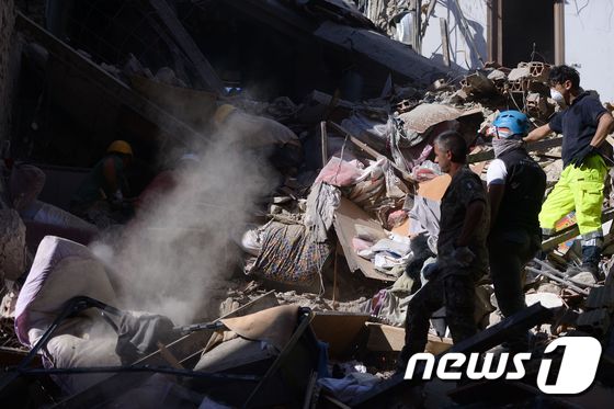 지진 생존자 구조활동이 벌어지고 있는 아마트리체 지역. © AFP=뉴스1