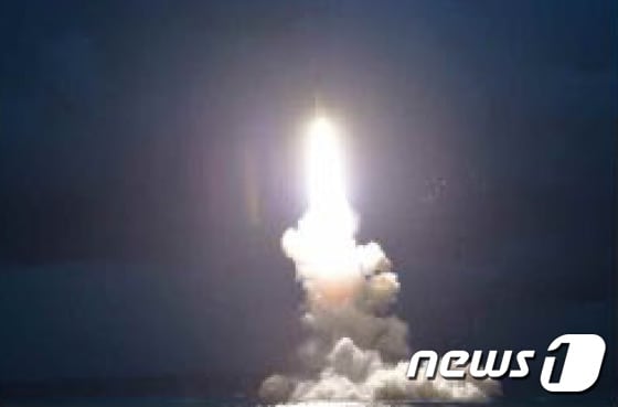 북한이 24일 함경남도 신포 인근 해상에서 잠수함발사탄도미사일(SLBM) 시험발사한 모습을 노동신문이 25일 보도했다.© News1 추연화 기자