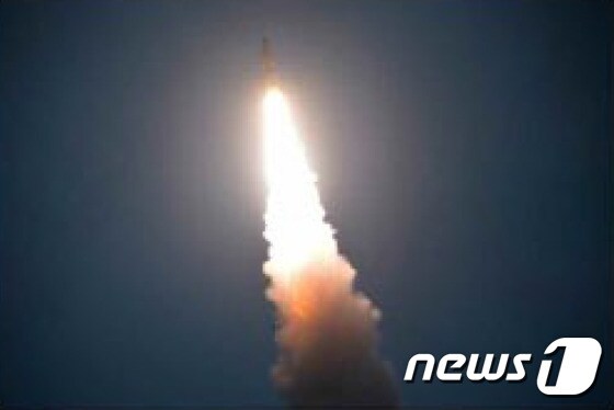북한이 24일 함경남도 신포 인근 해상에서 잠수함발사탄도미사일(SLBM) 시험발사한 모습을 노동신문이 25일 보도했다. © News1 추연화 기자