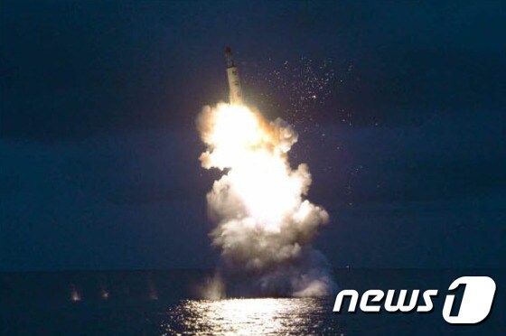 북한이 24일 함경남도 신포 인근 해상에서 잠수함발사탄도미사일(SLBM) 시험발사한 모습을 노동신문이 25일 보도했다. (노동신문) 2016.8.25/뉴스1 © News1 추연화 기자