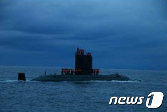 북한이 24일 함경남도 신포 인근 해상에서 잠수함발사탄도미사일(SLBM) 시험발사한 모습을 노동신문이 25일 보도했다. © News1 추연화 기자