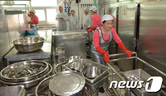 대전 태평초등학교에서 진행된 학교 급식소 식중독 예방 점검 모습./뉴스1 © News1 주기철 기자