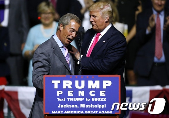 영국의 브렉시트를 이끌었던 나이절 패라지 전 영국독립당(UKIP) 대표가 24일(현지시간) 미국 미시시피주 잭슨에서 열린 도널드 트럼프 미 공화당 대통령 후보의 유세에 함께했다. © AFP=뉴스1