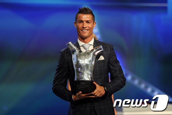 크리스티아누 호날두가 26일(한국시간) 모나코의 그리말드 포럼에서 유럽축구연맹(UEFA) 최우수 선수 상을 수상했다. © AFP=News1