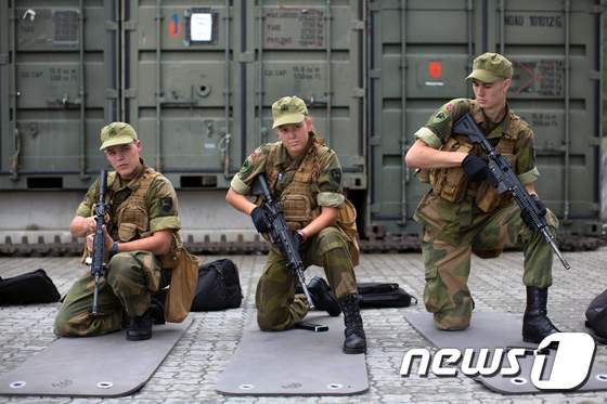 여군(가운데)이 남자 군인들과 함께 사격 훈련을 받고 있다. © AFP=뉴스1