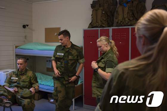 남녀 군인이 함께 내무반에 모여있다. © AFP=뉴스1