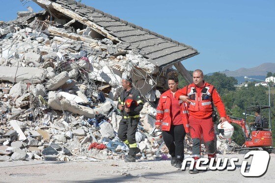 [사진] 지쳐보이는 伊 지진 구조대원들