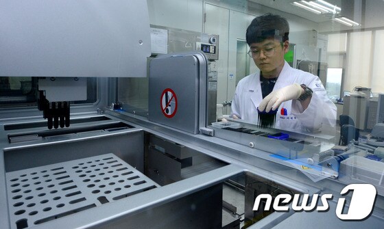 소량의 침으로 5종의 유전성 눈병 검사법을 개발한 이원다이애그노믹스 연구실./뉴스1 © News1 박정호 기자