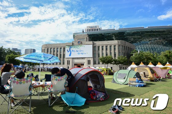 '서울광장에 등장한 캠핑족'