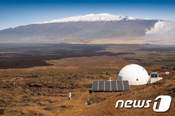  '하와이 우주탐사 아날로그 시뮬레이션(HI-SEAS)'이 진행된 미 하와이 마우나로아 화산과 돔. 미국 건축가·독일 물리학자·프랑스 우주생물학자 등 6명은 1년간 고립돼 가짜 화성을 체험했다. © AFP=뉴스1