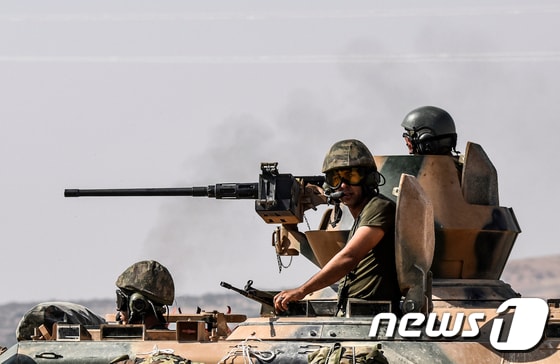 터키군의 탱크가 27일(현지시간) 가지안테프 남쪽 시리아 접경도시에서 시리아를 향하고 있다. © AFP=뉴스1