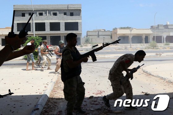 리비아 통합정부(GNA)를 지지하는 친정부군이 14일(현지시간) 수니파 급진 무장세력 이슬람국가(IS) 거점인 시르테 인근에서 탈환작전을 전개하고 있다. (자료사진) © AFP=뉴스1