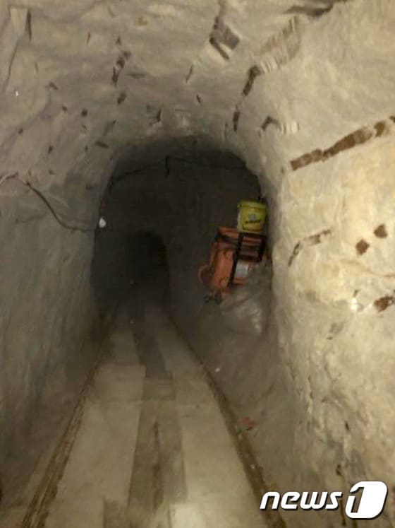 지난 4월 발견된 멕시코 비밀 터널. 멕시코 티후아나에서 미국 샌디에고의 오타이메사까지 잇는 800m 길이의 불법 터널로 마약 밀수와 불법 이주민의 통로로 사용된다. © AFP=뉴스1
