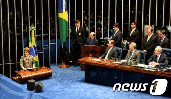 상원에 출석한 브라질의 지우마 호세프 대통령 © AFP=뉴스1