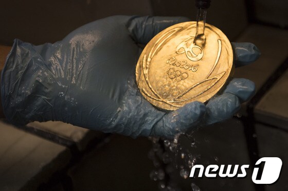 리우 올림픽에서 각 종목 별 최고의 선수들에게 주어질 금메달. © AFP=News1