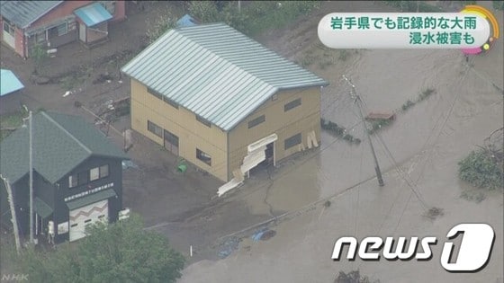 제10호 태풍'라이언록'이 지나간 일본 이와테현 이와이즈미정 일대 도로 및 주택가가 31일 오전 물에 잠겨 있다. (NHK 캡처) © News1