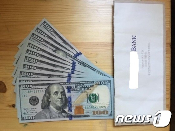 채인석 화성시장이 '제공자를 찾는다'며 자신의 SNS에 게재한 미화 1000달러와 봉투 사진.  © News1