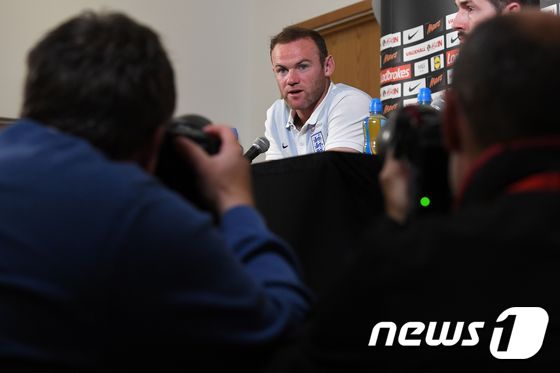 잉글랜드 대표팀 주장 웨인 루니(30)는 31일(한국시간) 세인트 조지 파크 훈련장에서 열린 기자회견에서 2018 러시아 월드컵 후 은퇴한다고 선언했다. © AFP=뉴스1